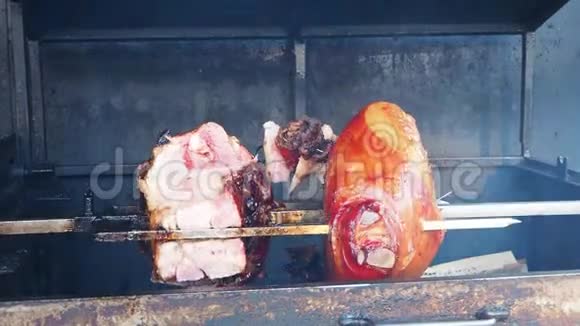 美味的猪肉火腿在火上烤着布拉格街头美食视频的预览图
