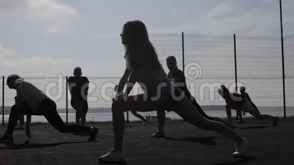 一群人伸腿锻炼视频的预览图