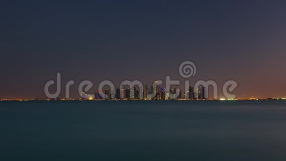 卡塔尔中东多哈天际线延时视频夜灯闪烁视频的预览图
