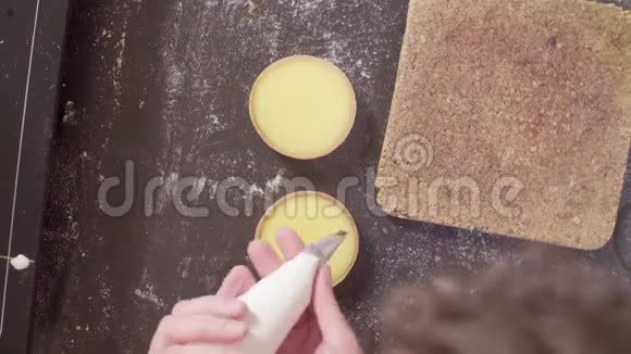 用瑞士梅林格装饰馅饼的糖果手视频的预览图
