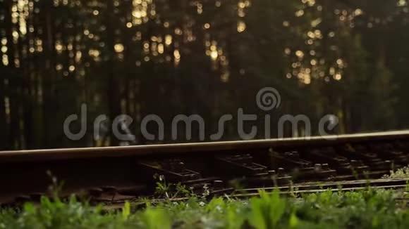 铁路轨道铁轨的特写视频的预览图