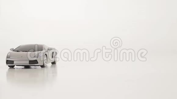 白色背景上白色表面的灰色塑料玩具车视频的预览图