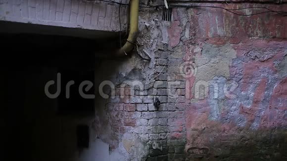 战争中敌人进攻后废弃建筑的废墟玻璃破碎的窗户视频的预览图