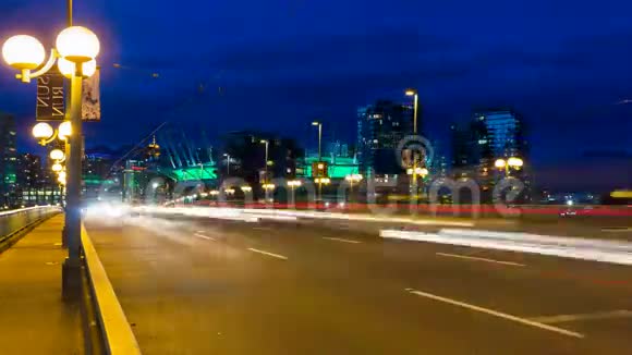 加拿大不列颠哥伦比亚省温哥华市中心坎比大桥长曝光快速移动交通灯列车蓝小时延时电影视频的预览图