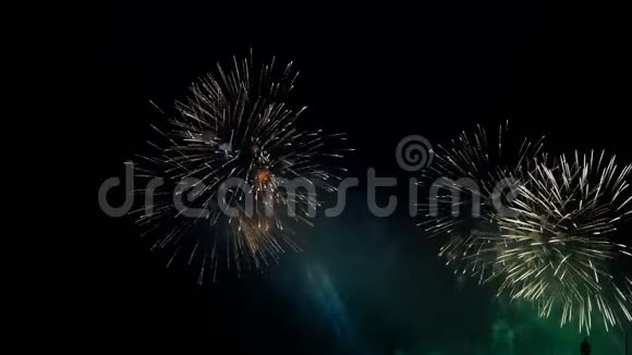 烟花璀璨多彩的烟火和激光秀在庆典上敬礼视频的预览图