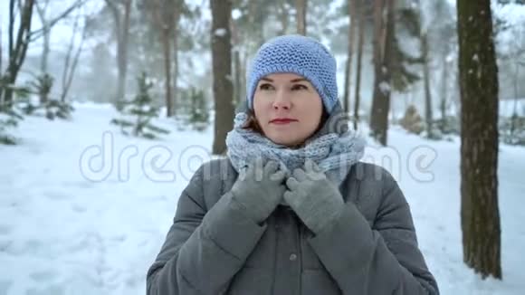 快乐的成年女子在冬季公园散步视频的预览图