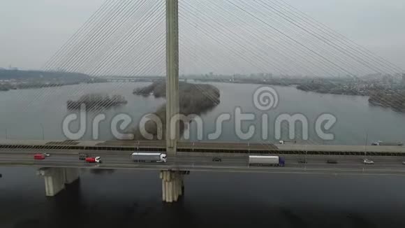 通过基辅铁路大桥通过第聂伯河大桥的交通航拍侧景鸟瞰视频的预览图