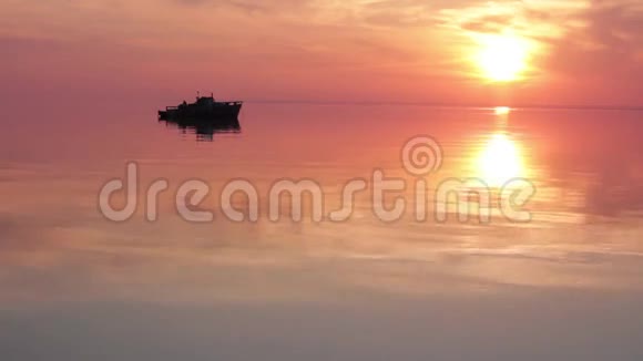 日落时漂浮的船视频的预览图