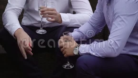 两个人拿着香槟视频的预览图