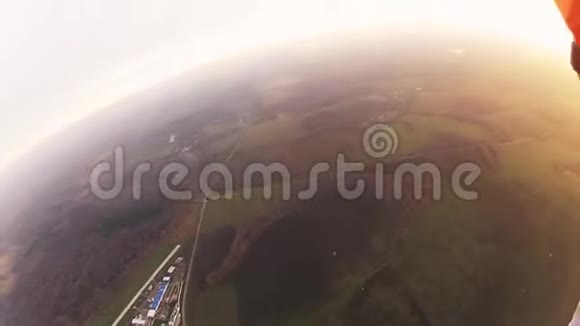 专业的跳伞运动员在红日落下的天空中飞翔极限运动降落伞视频的预览图