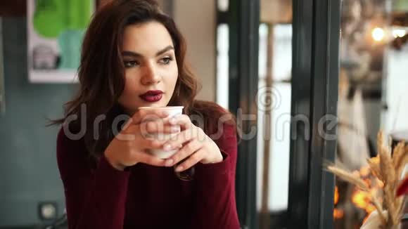 布鲁内特女士在咖啡馆喝咖啡视频的预览图