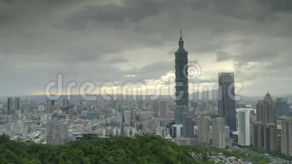台北市夜晚摩天大楼和蓝天下的建筑物在彩色城市景观中的时间流逝视频的预览图