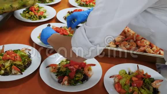 美味的沙拉和凤尾鱼虾和生菜视频的预览图