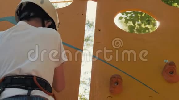 这个男孩爬上营地的障碍物一个勇敢的男孩符合童子军的标准视频的预览图