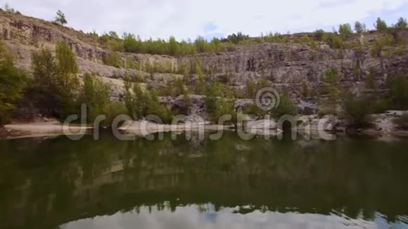 莫托比克在峡谷里过河空中观景4k视频的预览图