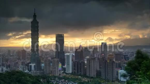 台北市夜晚摩天大楼和蓝天下的建筑物在彩色城市景观中的时间流逝视频的预览图