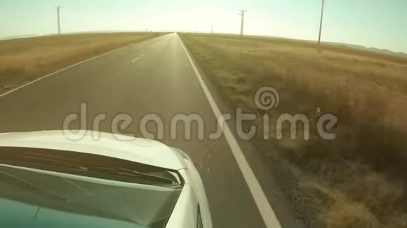 POV在西班牙一条乡村公路上的驾驶镜头视频的预览图