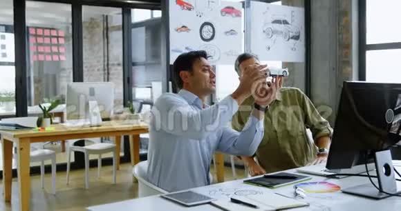 汽车设计师在办公桌4k上讨论模型车视频的预览图