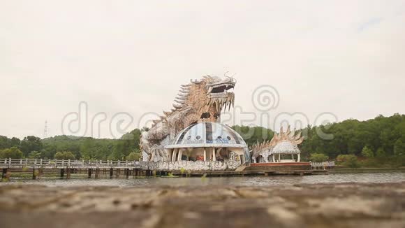 休维特纳姆10月29日2016年巨大的龙在水族馆建筑在废弃的水公园在越南休龙龙视频的预览图