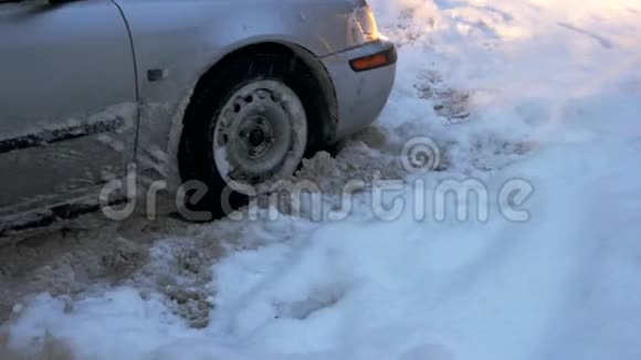 汽车陷在雪里视频的预览图