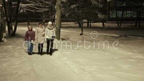 一家人在冬季公园散步视频的预览图