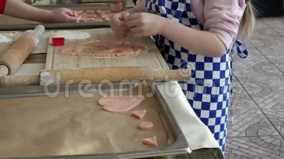 烹饪帽和围裙卷起袖子在酸面团上切割数字用来烤饼干视频的预览图