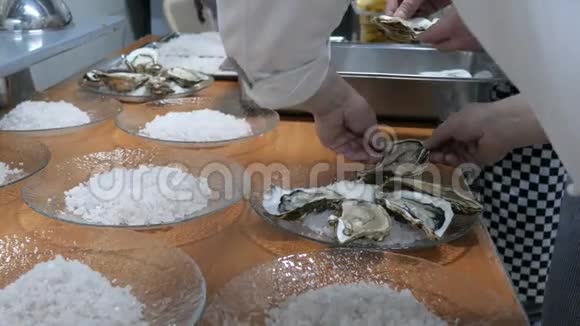 餐厅的厨房许多牡蛎放在一个大托盘上在冰面上加柠檬在招待客人之前装饰视频的预览图