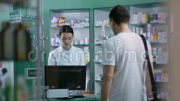 微笑药剂师在药房给病人吃药视频的预览图