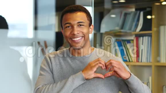 非裔美国人的心脏形状肖像视频的预览图