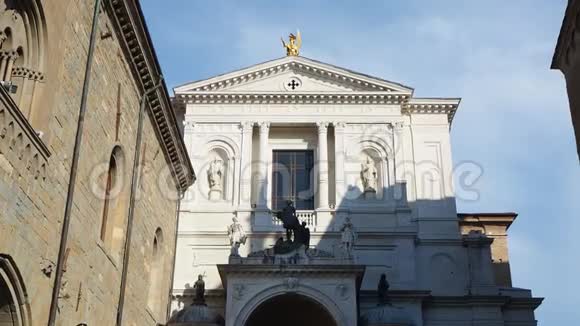 贝加莫意大利古老的行政总部和圣亚历山大教堂的正面视频的预览图
