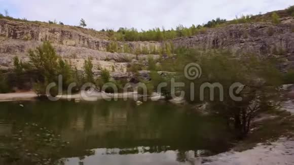 莫托比克在峡谷里过河空中观景4k视频的预览图