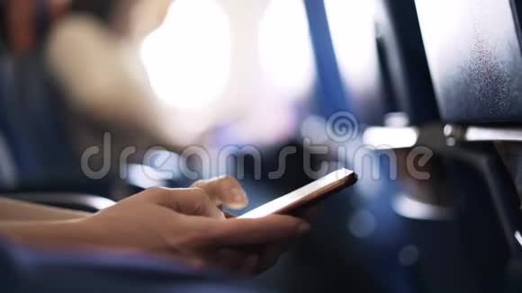 女人手里拿着智能手机视频的预览图