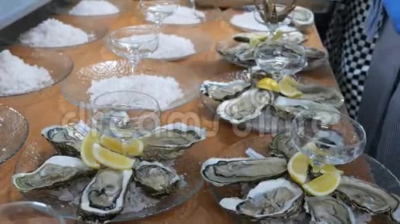 餐厅的厨房许多牡蛎放在一个大托盘上在冰面上加柠檬客人用餐前按比例装饰视频的预览图