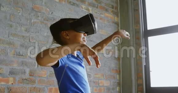 办公室4k虚拟现实耳机的女孩视频的预览图