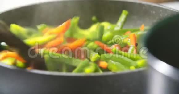 油炸美味的五颜六色的蔬菜视频的预览图