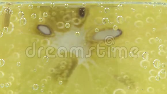 碳酸苏打水里面的柠檬片视频的预览图