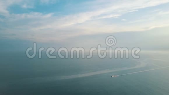 无人机在海面上驾驶滑板车驾驶滑雪喷气机的人的侧视视频的预览图
