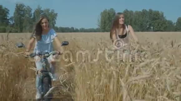 两个女朋友在麦田骑自行车视频的预览图