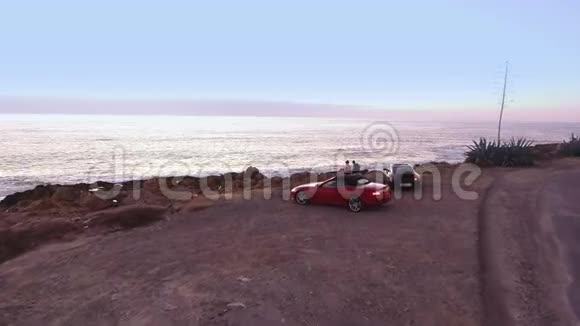 两个人乘汽车旅行后在海边放松视频的预览图