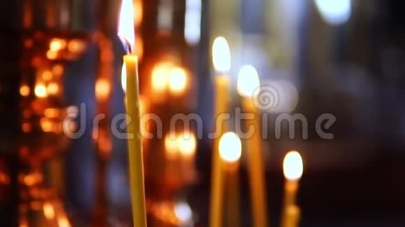 在基督教会的祭坛中燃烧蜡烛视频的预览图