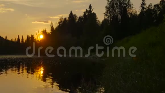 盛夏泰加河上日落视频的预览图