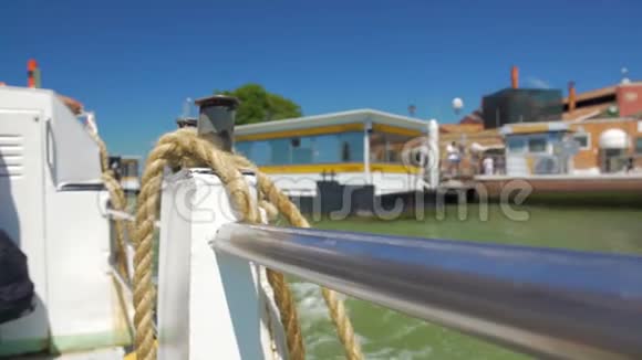 厚绳系在摩托艇巡航运河上水运服务视频的预览图