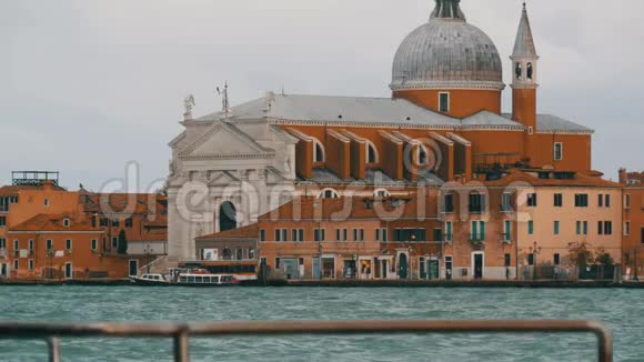 威尼斯意大利2017年9月7日大运河观赏世界著名的威尼斯运河在那里有贡多拉斯和游客视频的预览图