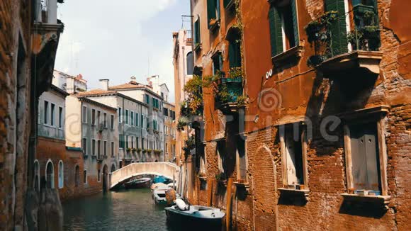 威尼斯意大利2017年9月7日一条舒适美丽的威尼斯运河有一座桥和美丽多彩的房子视频的预览图