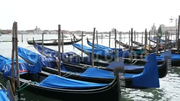 威尼斯意大利2017年9月7日威尼斯贡多拉被蓝色布覆盖同时停靠在意大利威尼斯的运河上视频的预览图
