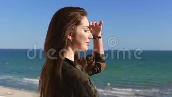 长发的女人在外面欣赏海景慢镜头视频的预览图