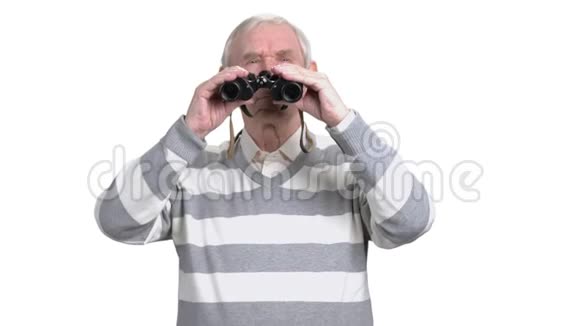 老人用望远镜视频的预览图
