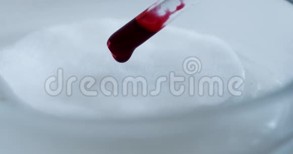 将红色液体滴入培养皿视频的预览图