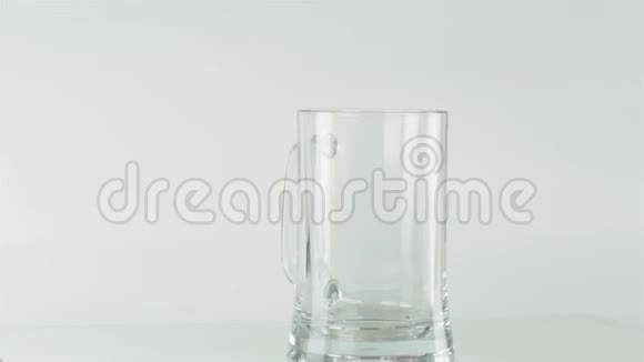 啤酒倒入玻璃杯中泡沫被排出视频的预览图