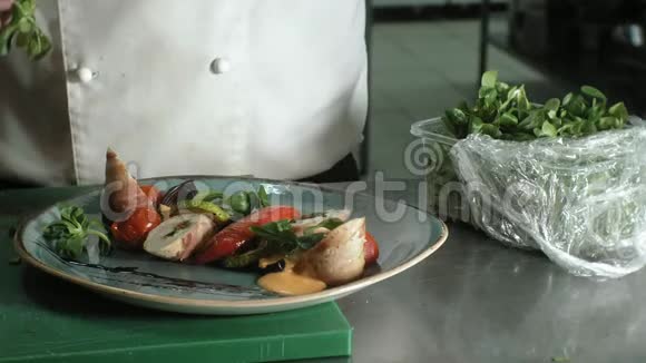 厨师装修美味的菜肴餐厅的经营理念视频的预览图